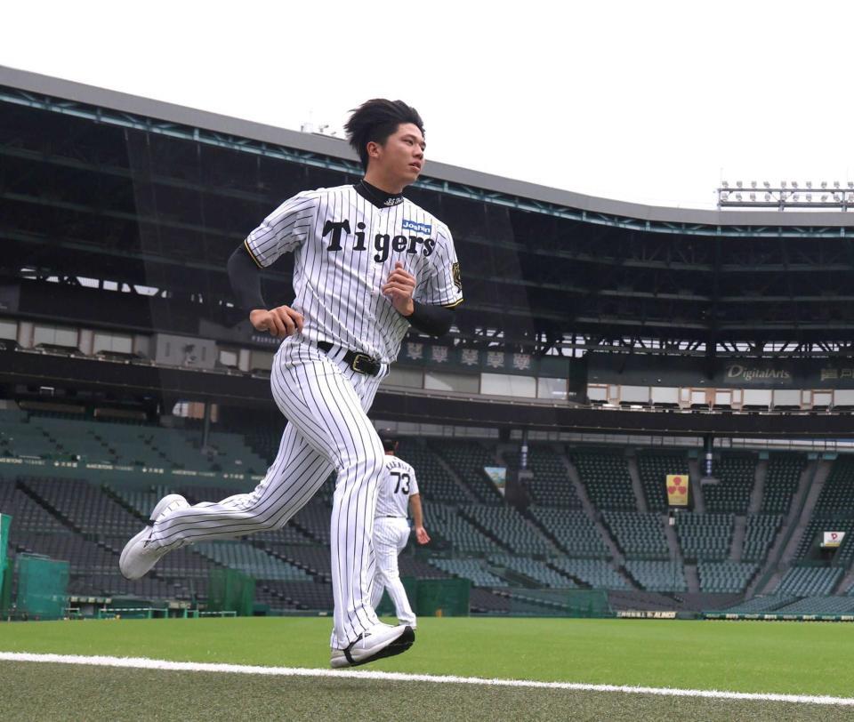 　外野で走り込む才木