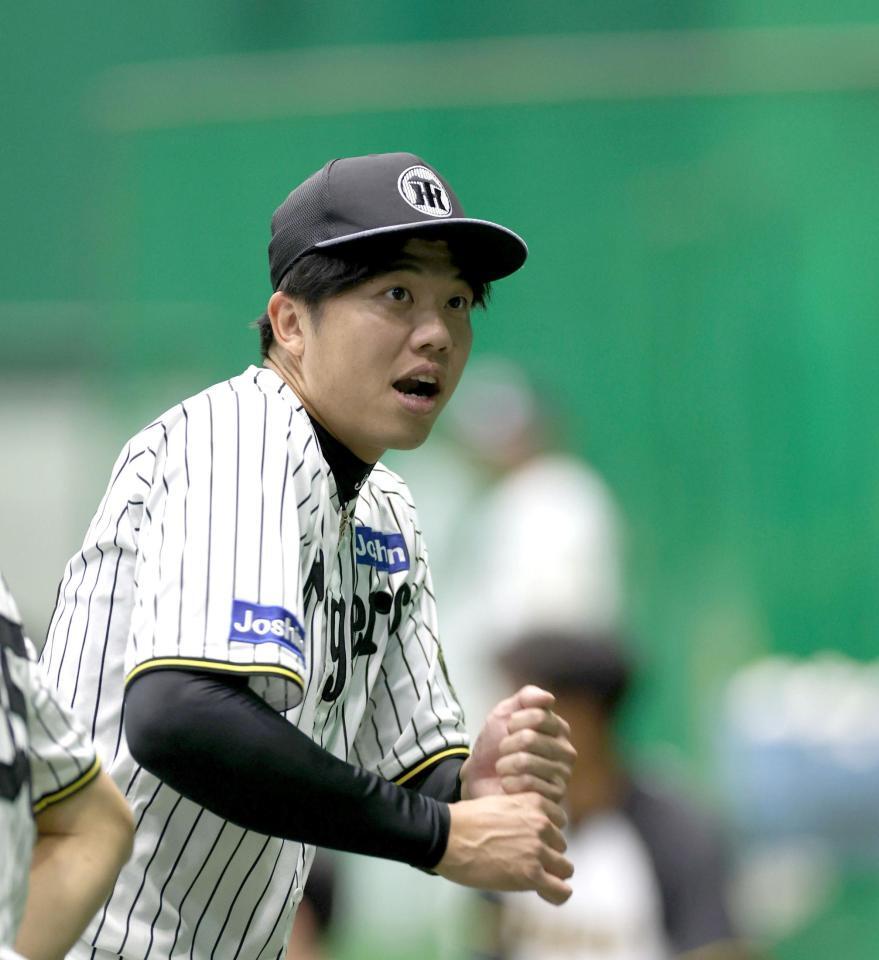 　打撃をする仕草を見せる才木（撮影・北村雅宏）