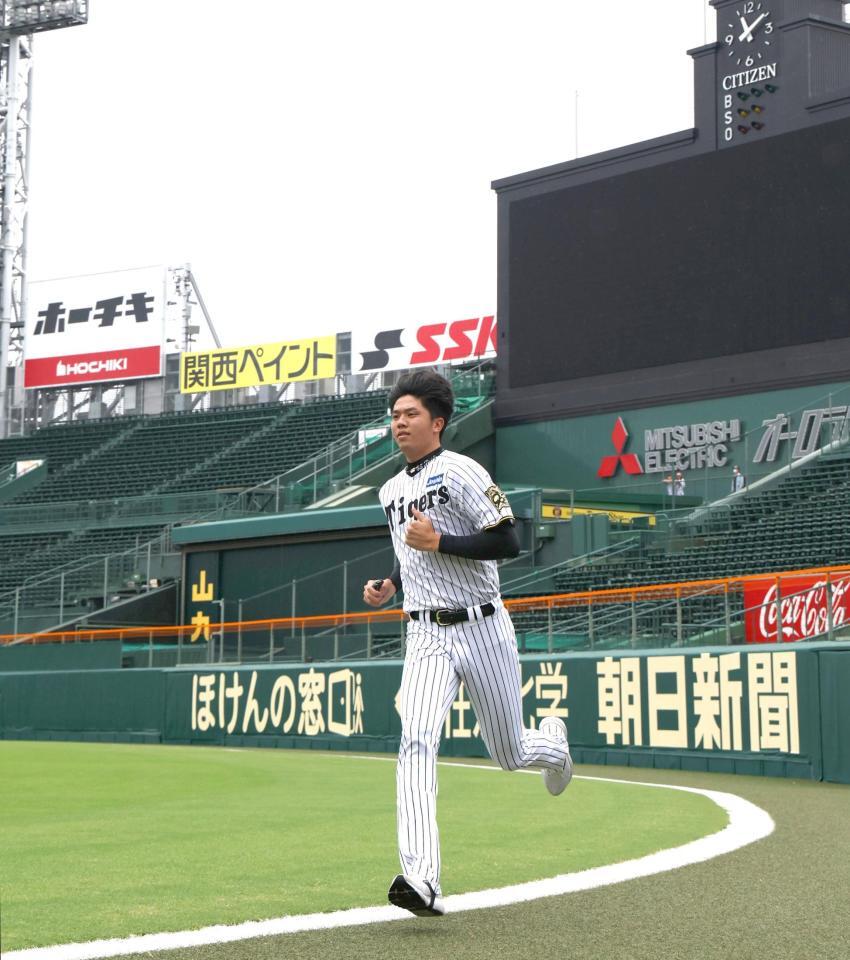 　外野で走り込む才木（撮影・北村雅宏）