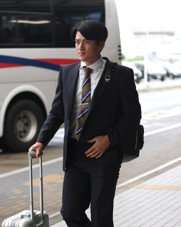 　宮崎に向けて出発する高寺（撮影・北村雅宏）