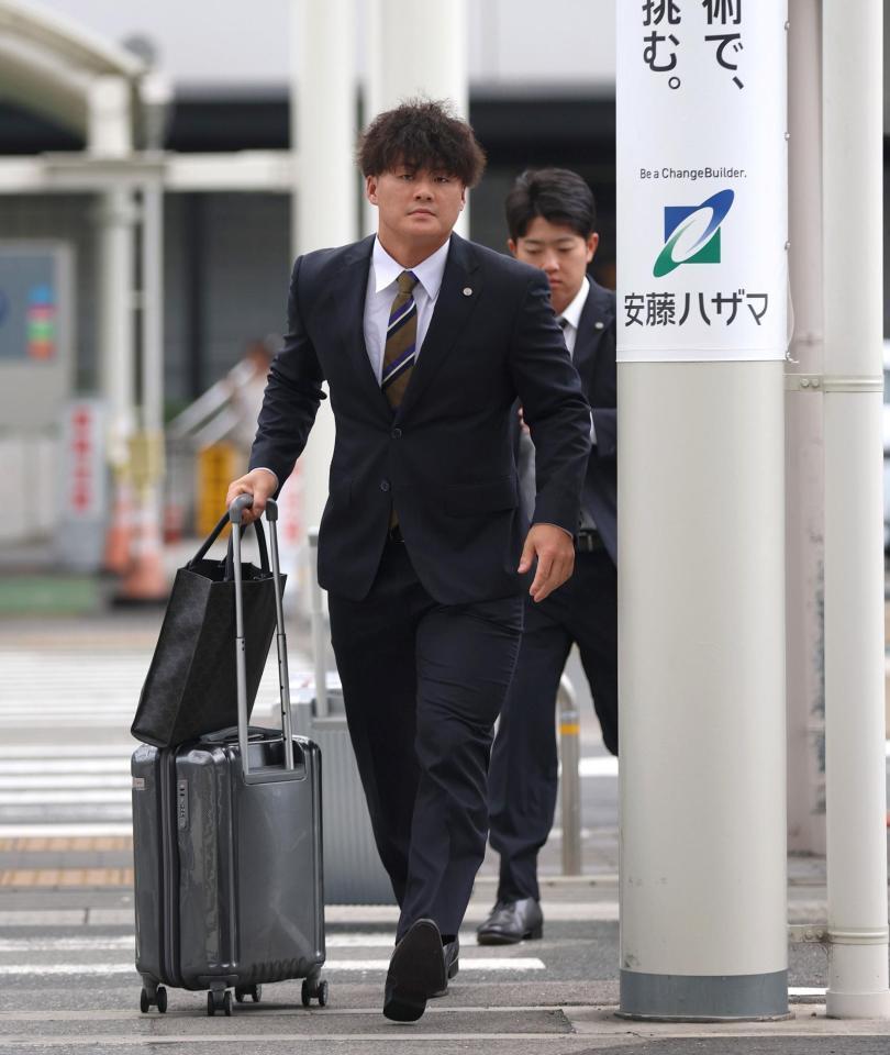 　宮崎に向けて出発する前川（撮影・北村雅宏）