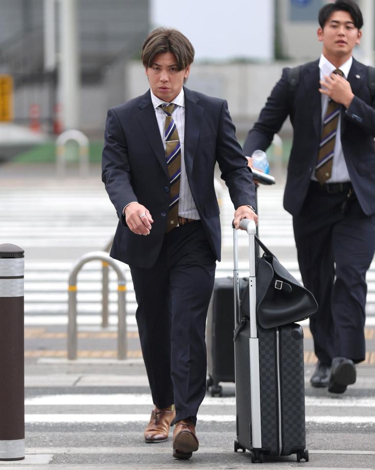 　宮崎に向けて出発する梅野（左）＝撮影・北村雅宏