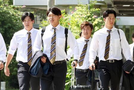 　空港に到着し、バス乗り場へ向かう（左から）湯浅、島田、島本、小幡（撮影・田中太一）