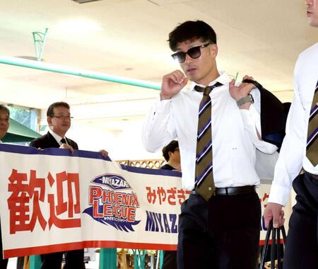 　宮崎空港に到着した坂本（撮影・田中太一）