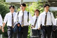 　空港に到着し、バス乗り場へ向かう（左から）湯浅、島田、島本、小幡（撮影・田中太一）