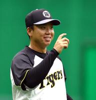 　練習中、笑顔を見せる村上（撮影・山口登）