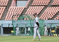 　練習を見る藤川監督（撮影・田中太一）