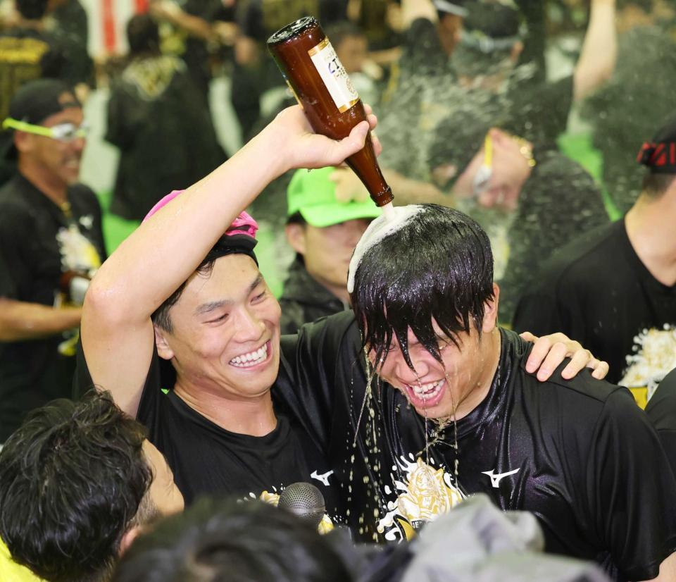 　才木浩人にビールをかける湯浅