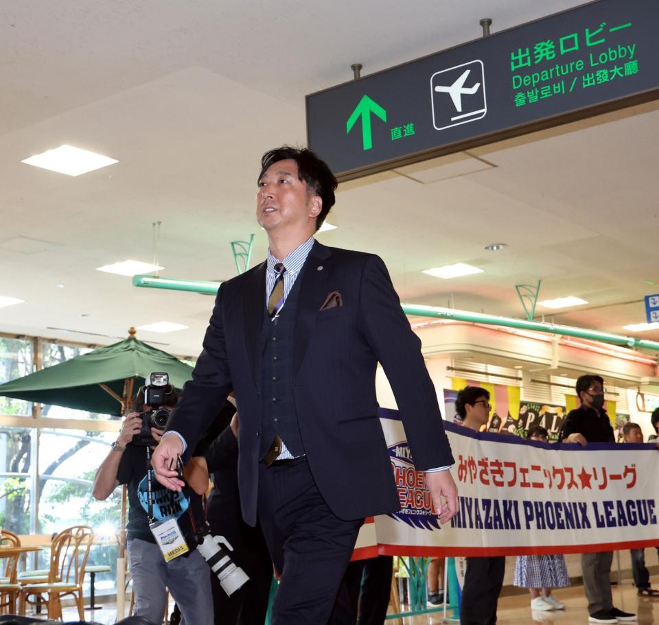 　フェニックス・リーグで指揮をとるため、宮崎入りする藤川監督（撮影・田中太一）