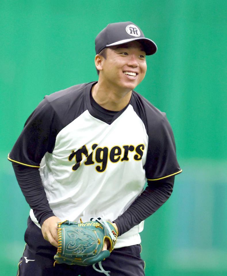 　練習中、笑顔を見せる村上（撮影・山口登）