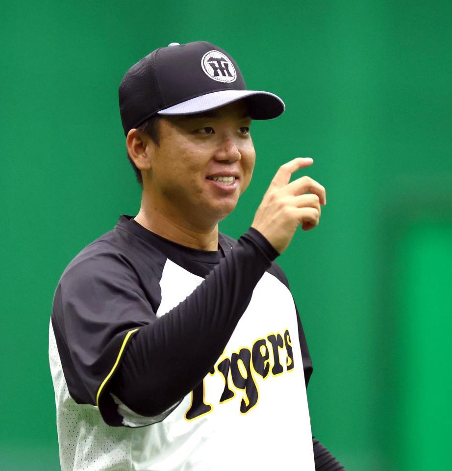 　練習中、笑顔を見せる村上（撮影・山口登）