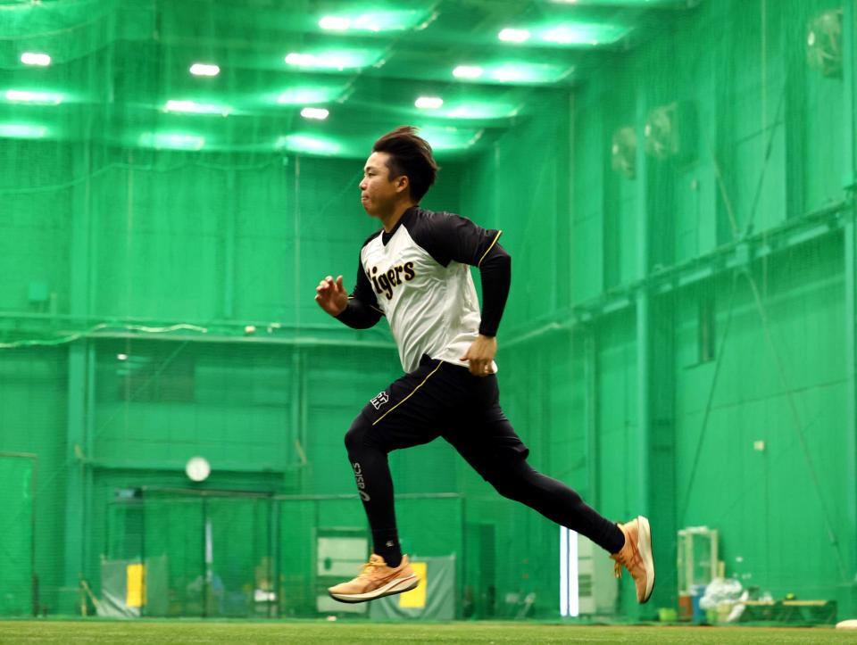 　ダッシュする村上（撮影・山口登）