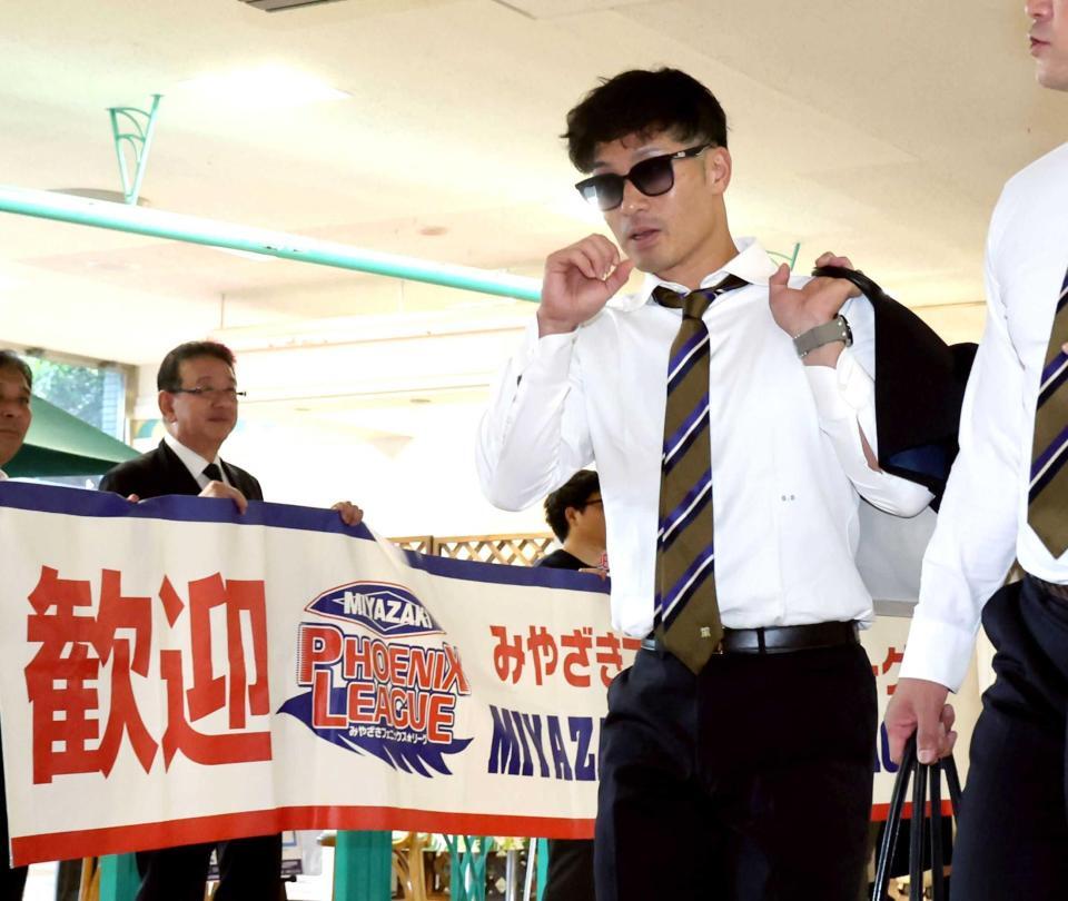 　宮崎空港に到着した坂本（撮影・田中太一）