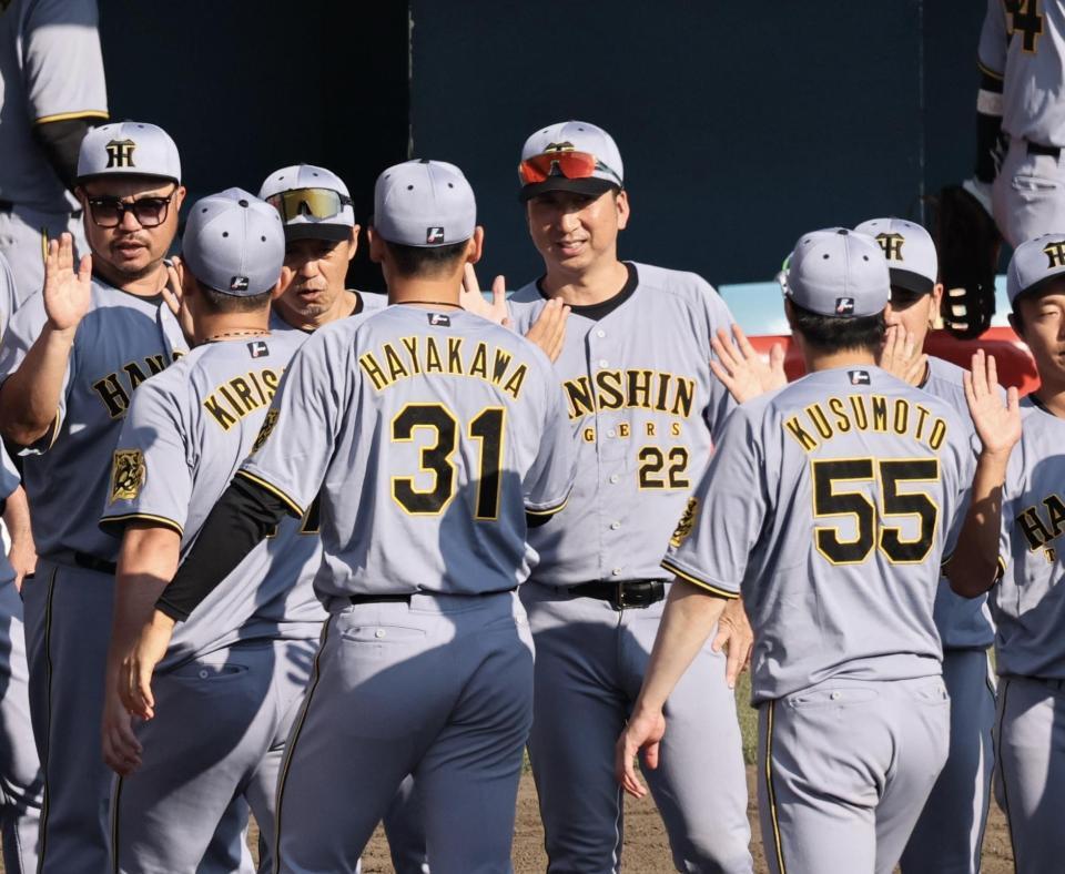 　フェニックス・リーグで勝利し、早川らナインを出迎える藤川監督（撮影・田中太一）