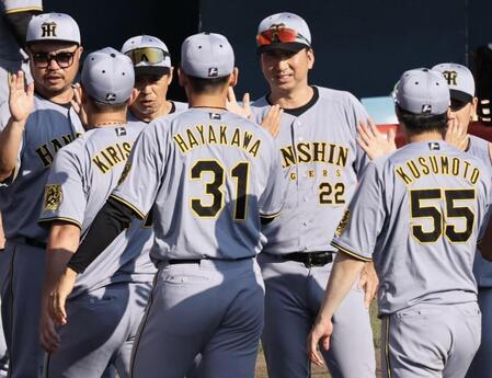 　フェニックス・リーグで勝利し、早川らナインを出迎える藤川監督（撮影・田中太一）