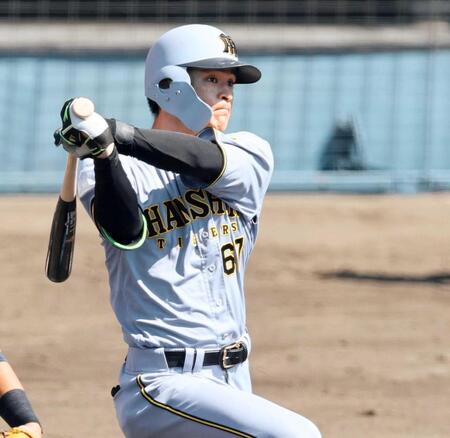 　２回、適時打を放つ高寺（撮影・田中太一）