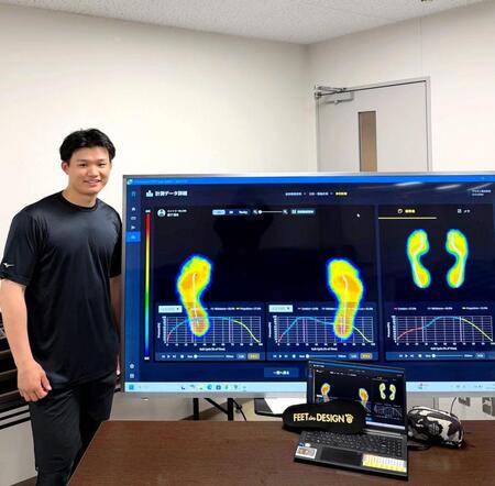 　足の４次元チェックを行った森下（露木氏提供）