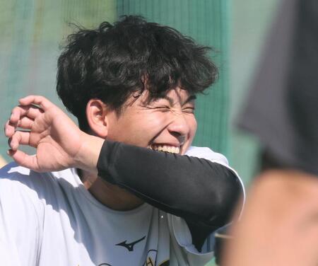 　試合前の練習で笑顔を見せる伊原（撮影・田中太一）