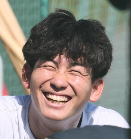 　試合前の練習で笑顔を見せる伊原（撮影・田中太一）