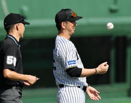　５回、笑顔で投手交代を告げる藤川監督（撮影・田中太一）
