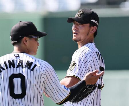 　３回、ピンチとなり木浪から声をかけられる伊藤将（撮影・田中太一）