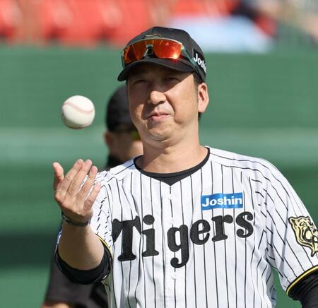 　５回、選手交代を告げベンチへ戻る藤川監督（撮影・田中太一）