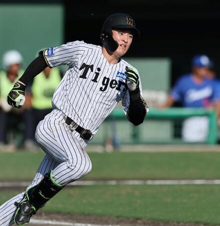 　８回、適時打を放ち一塁へ走る高寺（撮影・田中太一）