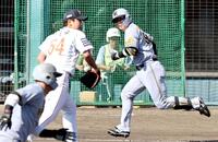 　６回、代打で左前打を放つ原口（撮影・田中太一）