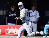 　６回、代打の原口は適時打を放つ（撮影・田中太一）