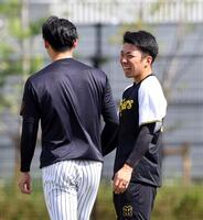 　及川（左）と談笑する石井（撮影・山口登）