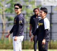 　及川（左）と談笑する石井（撮影・山口登）