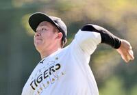 　試合前、キャッチボールで調整する伊原（撮影・田中太一）