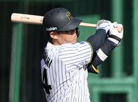 　７回、安打を放つ原口（撮影・田中太一）