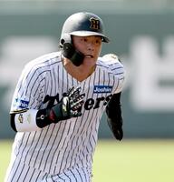 　２回、坂本の打球で三塁へ走る前川（撮影・田中太一）