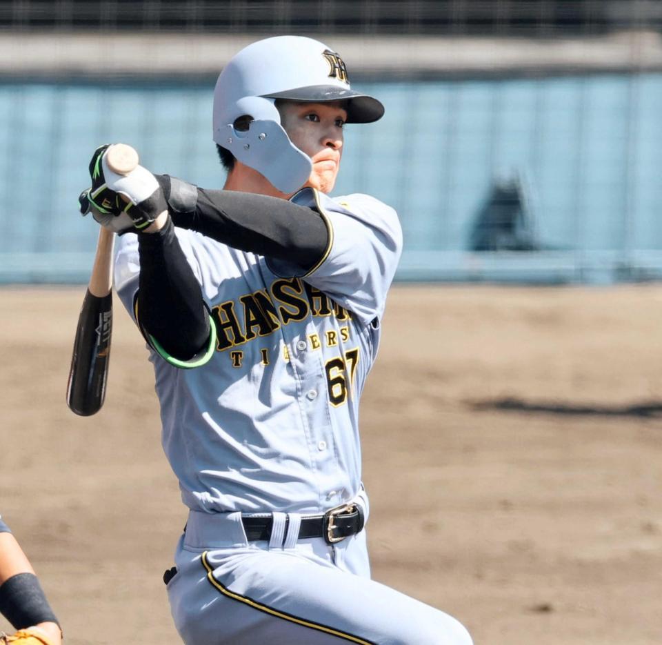 　２回、適時打を放つ高寺（撮影・田中太一）