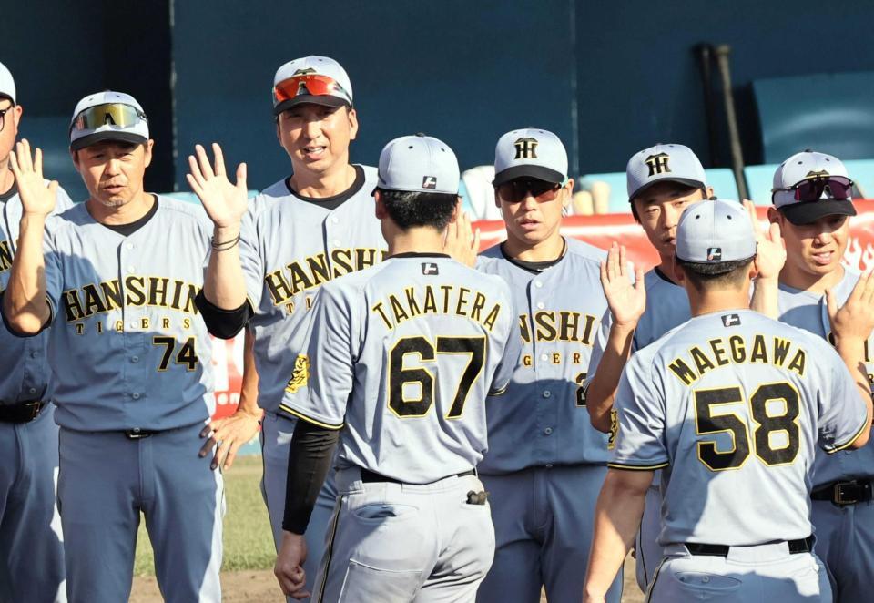 　高寺、前川らを迎える藤川監督（撮影・田中太一）