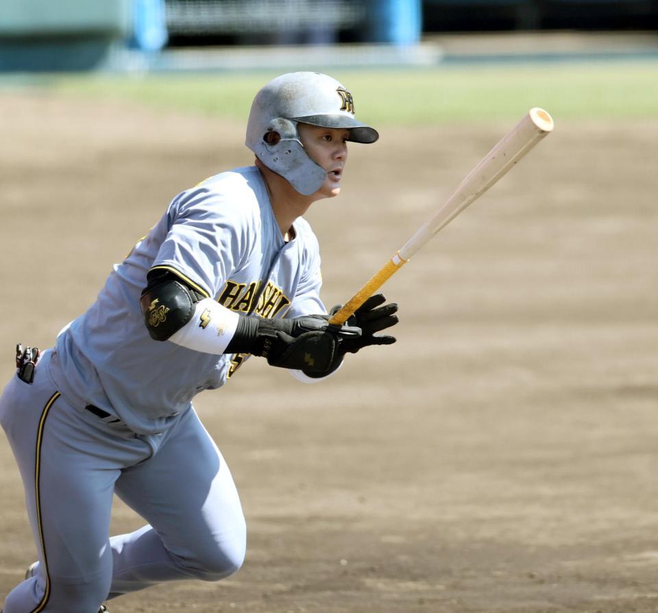 　１回、適時打を放つ前川（撮影・田中太一）