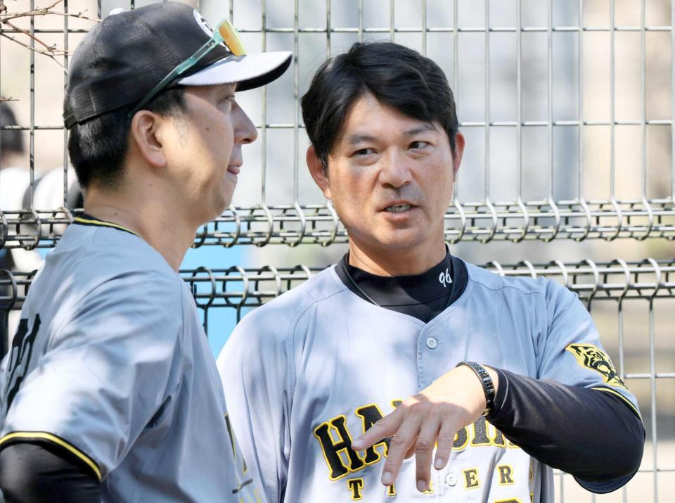 　藤川監督（左）と話をする筒井コーチ