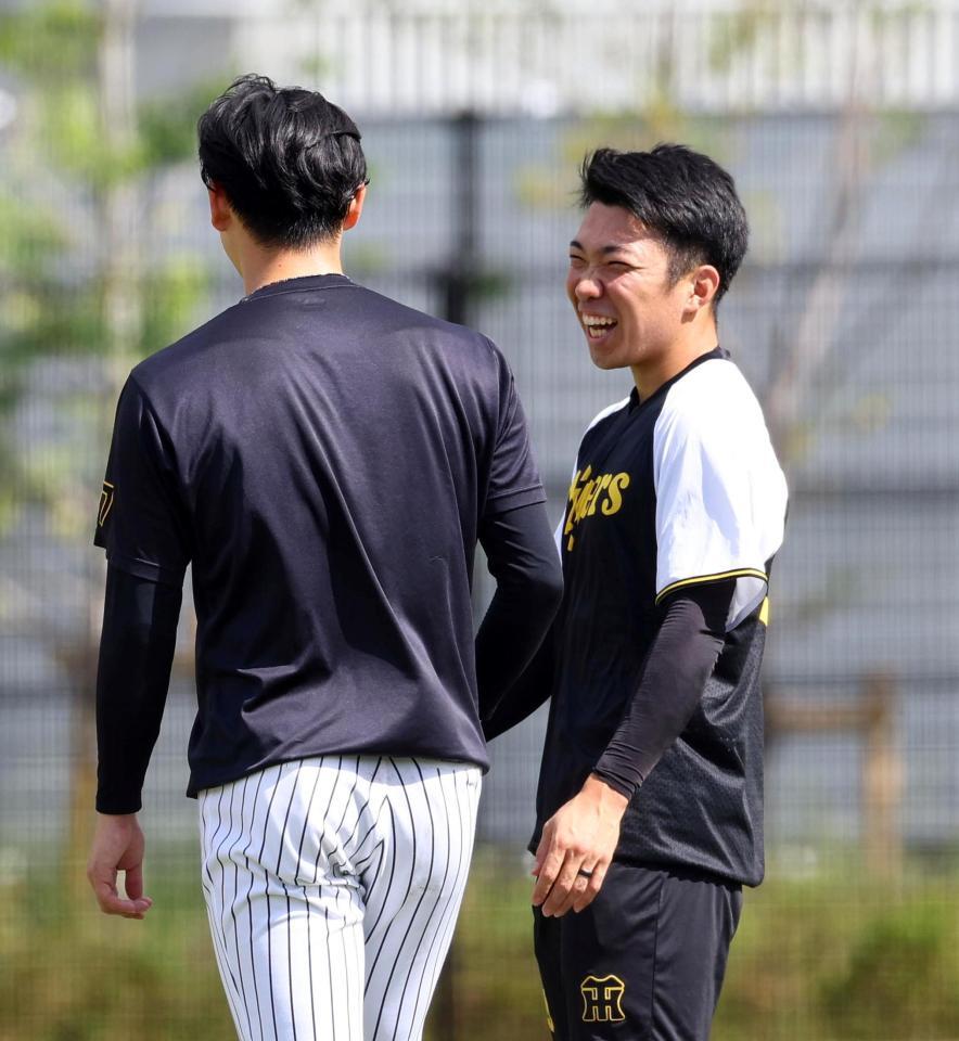 　及川（左）と談笑する石井（撮影・山口登）