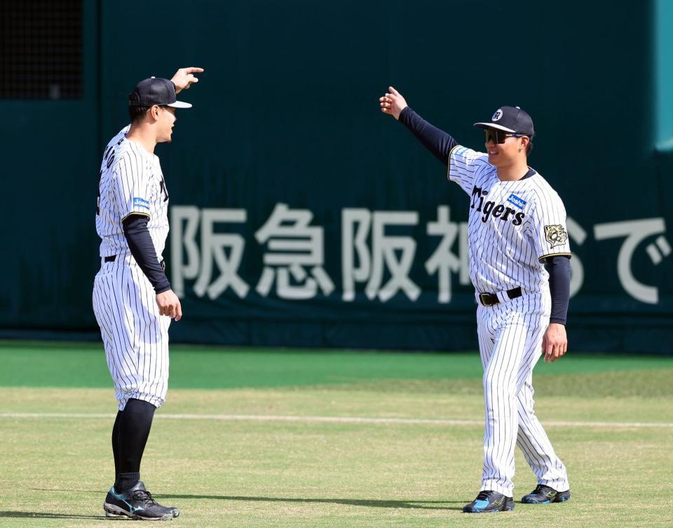 　佐藤輝（左）と談笑する森下（撮影・山口登）