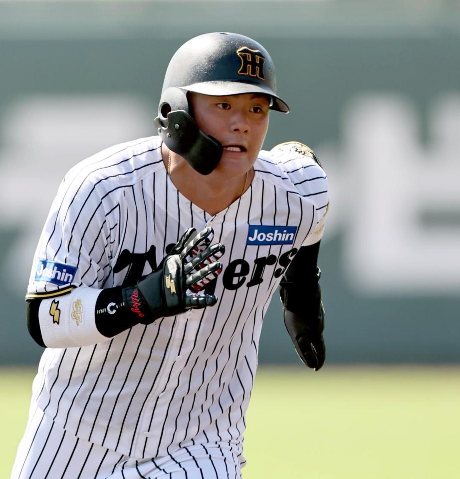 　２回、坂本の打球で三塁へ走る前川（撮影・田中太一）