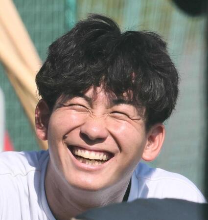 　試合前の練習で笑顔を見せる伊原（撮影・田中太一）