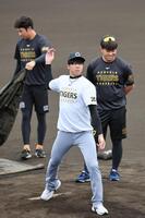 　マウンドの感触を確かめる才木（撮影・田中太一）