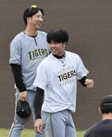 　笑顔を見せる藤川監督と才木（撮影・田中太一）