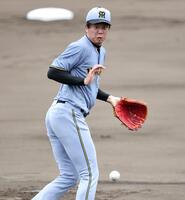 　１回、古川の打球を好捕する才木（撮影・田中太一）