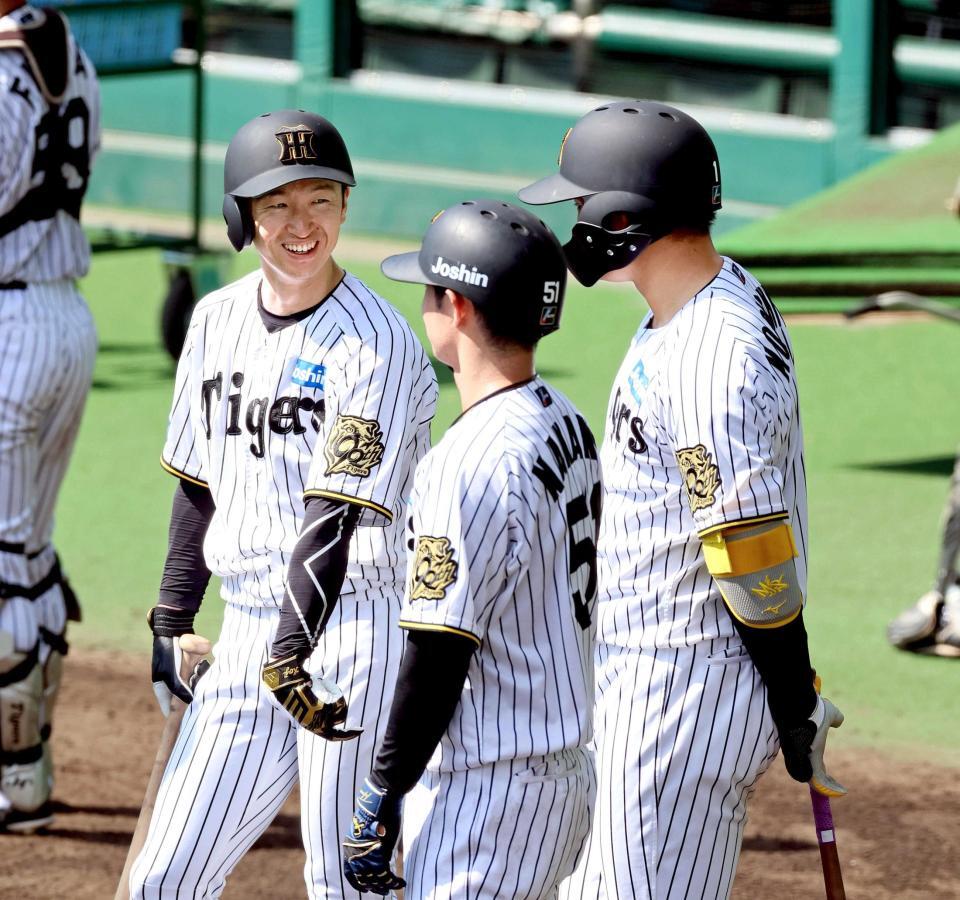 　打撃練習の順番を待つ間（右から）森下、中野と談笑する近本（撮影・立川洋一郎）