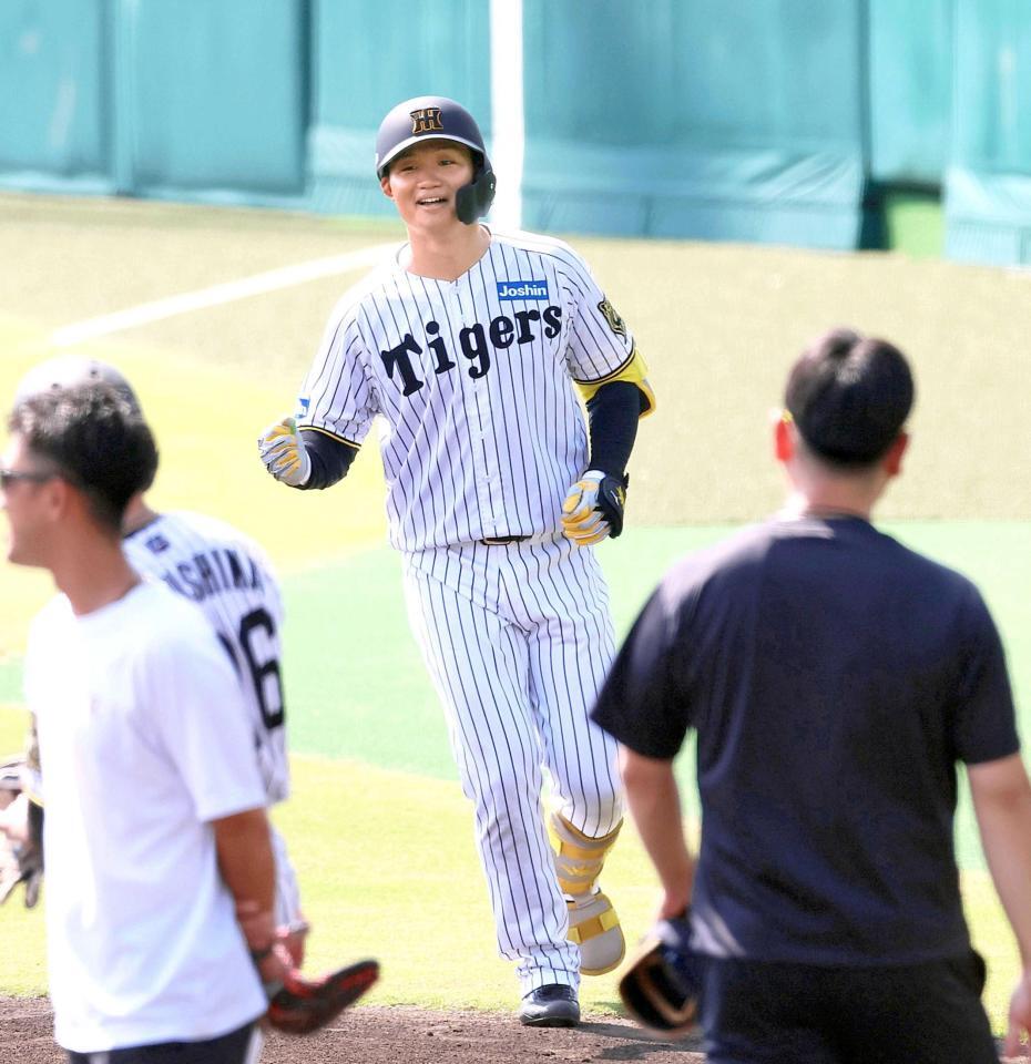 　送りバントを成功させてガッツポーズする森下