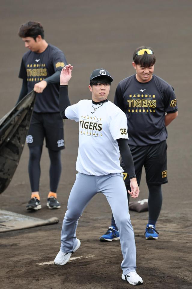 　マウンドの感触を確かめる才木（撮影・田中太一）
