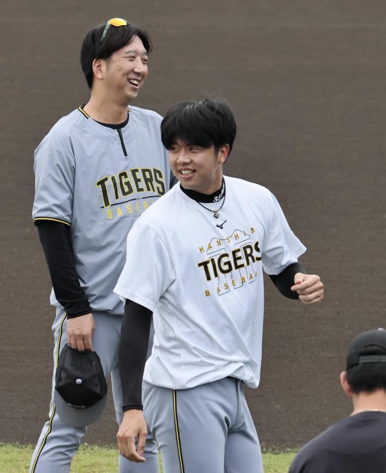 　笑顔を見せる藤川監督と才木（撮影・田中太一）