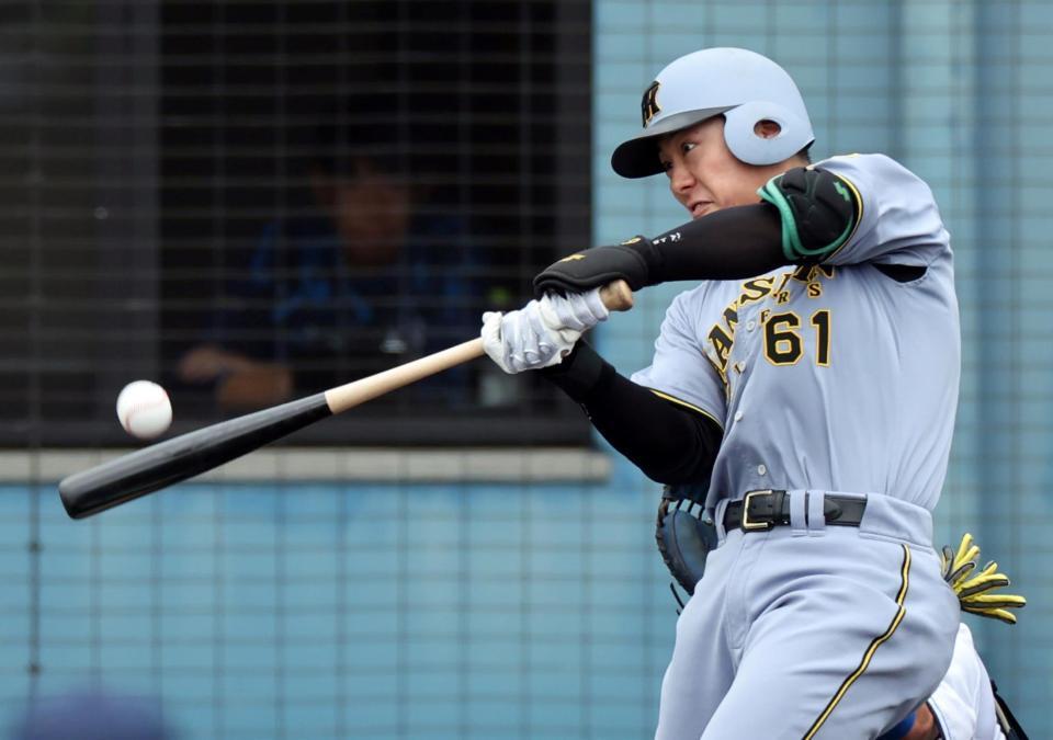 　１回、左越えへソロを放つ豊田（撮影・田中太一）